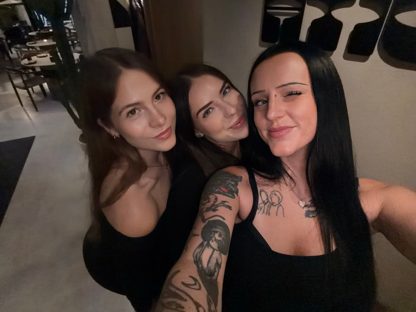 Kolm sõbrannat õhtul restoranis